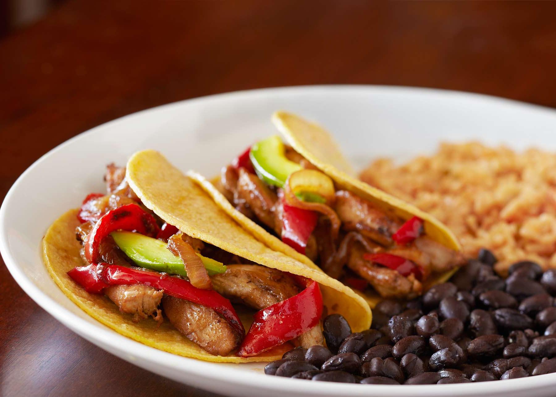 Fajitas de pollo rápidas con porotos negros y arroz español