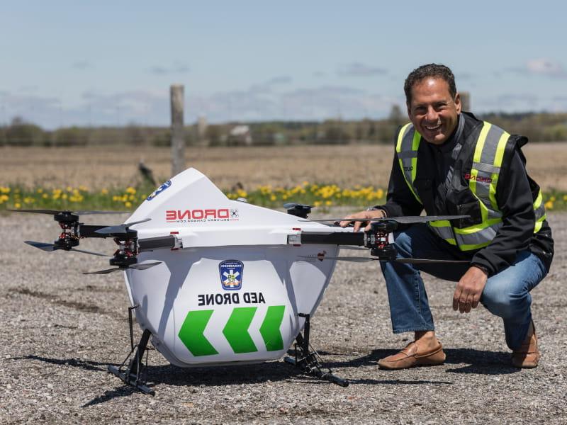 Dr. 谢尔登鉴定, 多伦多Sunnybrook院前医学中心的医学主任, 用AED无人机. (图片由Drone Delivery Canada提供)