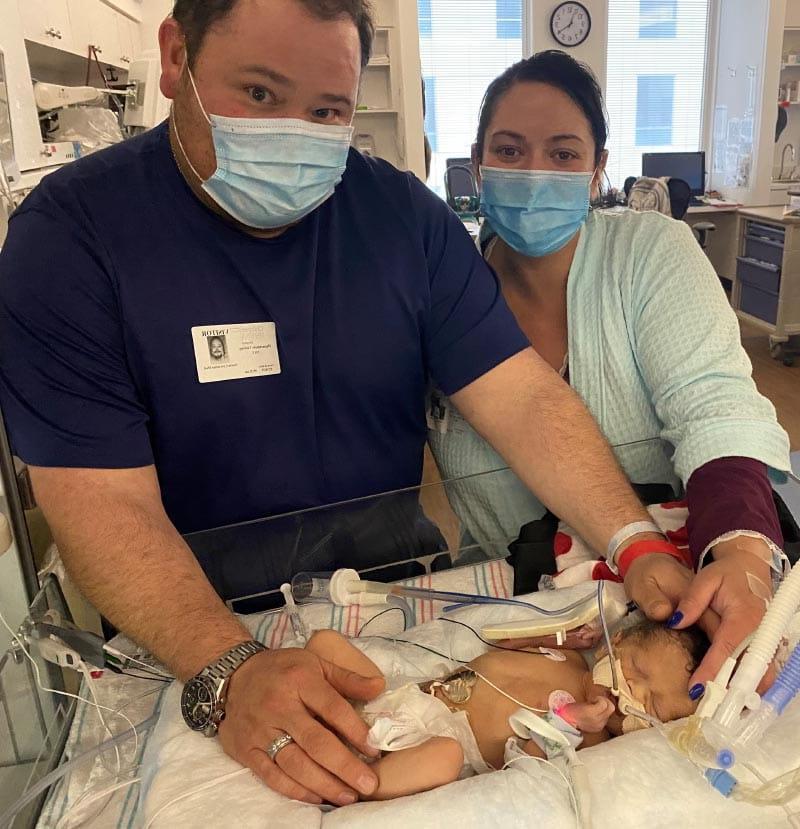 Stephanie (left) and Justin Cervantes with their newborn son, William, in the hospital. (图片由塞万提斯家族提供)